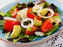 Salada de abacate: confira a receita fácil com essa fruta incrível