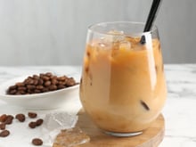 Café quente ou gelado! Cafeteira Oster 2 em 1 Iced Coffee está com o menor preço do ano