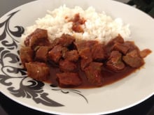 Carne macia ao molho de tomates e cerveja