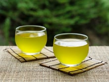 O que acontece se você tomar chá verde todos os dias: saiba benefícios, efeitos colaterais e como fazer a infusão