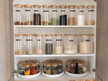 Veja opções de prateleiras e estantes para ter mais organização na sua cozinha