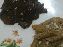 Medalhão de filé mignon ao molho de ameixa com vinho