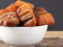 Testei o segredo dos botecos para fazer torresmo crocante por fora e macio por dentro, e dá certo mesmo!