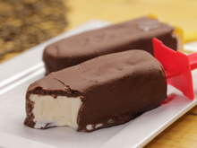 2 receitas de picolé com cobertura de chocolate para refrescar seu verão