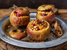 Sobremesa perfeita para dias frios: maçã assada é a receita fácil e saborosa que vai esquentar seu inverno