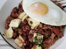 Baião de dois e ovo de galinha caipira