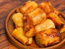 Aprendi com um chef o segredo para fazer mandioca frita crocante por fora e macia por dentro: nunca coloque direto no óleo quente