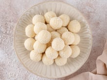 Dá para fazer um bom brigadeiro de leite ninho sem usar o fogão? TudoGostoso revela segredo para ele ficar cremoso e fácil de modelar
