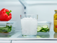 Por que as pessoas estão colocando um copo de água com sal na geladeira? Fiz o teste em casa e me surpreendi