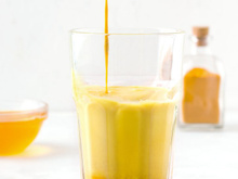 O que é golden milk? Saiba tudo sobre a bebida cheia de benefícios e fácil de ser feita