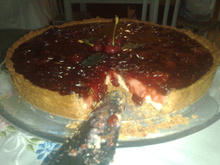 Cheesecake com calda de frutas vermelhas