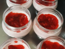 Mousse de morango com pedaços e calda