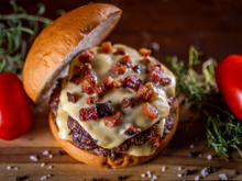 Como fazer Smash Burger: aprenda técnica para preparar o hambúrguer da moda