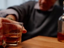 Neurologista alerta: "Se você tem 65 anos ou mais, recomendo que se abstenha de álcool permanentemente”