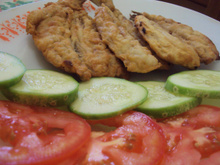 Sardinha frita com salada de tomate e pepino caipira