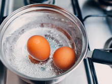 Truque muda o ovo por dentro sem quebrar a casca: como fazer o golden egg e transformar os ovos em prato gourmet de um jeito simples