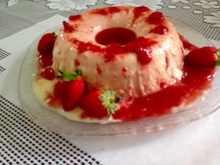 Pudim de iogurte grego com calda de morango