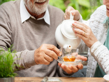 Nem todo cafezinho ajuda: estudo revela que chá fortalece os ossos das idosas, enquanto a bebida com cafeína pode fragilizar