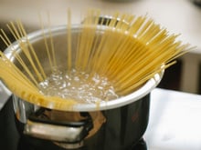 Poucas pessoas sabem, mas esse é o um dos erros mais comuns ao cozinhar macarrão e pode atrapalhar o cozimento
