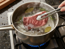 Adeus carne dura! Use o truque da água fervendo antes de grelhar para a carne ficar macia e suculenta por dentro