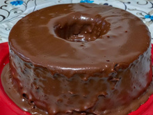 Bolo de chocolate caseiro que sempre dá certo: receita simples e fofinha que salva qualquer tarde