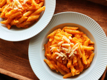 Eu testei esse macarrão ao forno com abóbora e ficou tão cremoso e gratinado que não consigo parar de comer