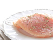 O ingrediente inusitado que deixa o peito de frango macio: TudoGostoso explica o truque da água com gás