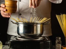 Victor, chef de cozinha: "Salgue a água do macarrão igual água do mar. Assim você acertará o ponto certo do sal do macarrão, não só do molho"