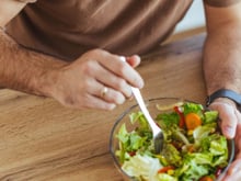 Jessie Inchauspé, bioquímica: "Quando comemos vegetais no início de uma refeição, algo incrível acontece em nosso estômago e intestinos graças às fibras."