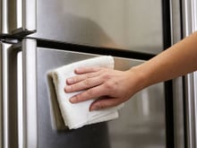 Não limpe as impressões digitais da geladeira com detergente: use esse ingrediente que todo mundo tem em casa para restaurar o brilho