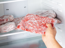 O truque para descongelar carne de forma mais rápida com um ingrediente secreto que tá todo mundo fazendo!