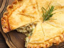 Rende a semana inteira: essa é a melhor torta de frango com massa de pastel