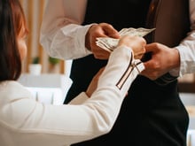 O que significa quando uma pessoa não dá gorjeta ao garçom, segundo a psicologia?