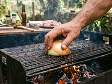 Por que esfregar uma cebola na grelha do churrasco: TudoGostoso revela para que serve esse truque