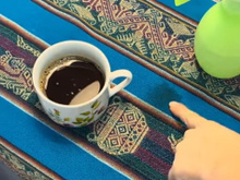 Adeus toalha manchada de café: misturinha com percarbonato de sódio é o melhor multiuso que já testei