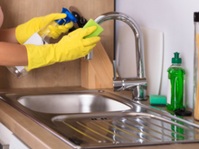 Borrife isso na sua pia de inox e ela vai brilhar como nova: misturinha caseira é barata e eficaz