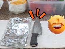 Truque de dona de casa para afiar a faca utilizando o papel-alumínio