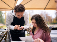 A tática de cobrar no caixa: um hoteleiro explica por que alguns restaurantes não querem cobrar na mesa