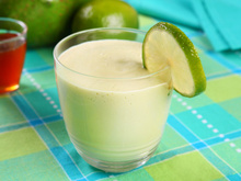 Vitaminas de abacate com mel e limão