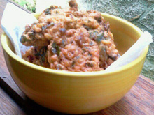 Bolinho de arroz com talos e folha de beterraba