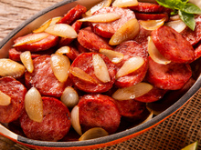 Como fazer linguiça acebolada SUCULENTA: descubra o truque de restaurante para nunca passar do ponto