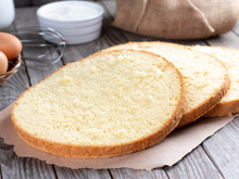 Bolo de aniversário de liquidificador: massa neutra e fofinha que todo recheio ama