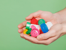 Não jogue as tampinhas de refrigerante fora, aqui está o que você pode fazer com elas