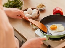 APENAS um ingrediente pode transformar sua frigideira velha em ANTIADERENTE: não deixe mais seu ovo frito GRUDAR!