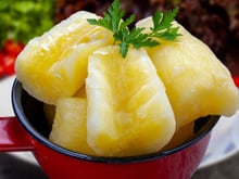 Pare de cozinhar mandioca só em água: o segredo de chef para deixar o ingrediente macio e desmanchando na boca