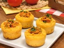 Achei que cupcake só combinava com doce até provar esta versão salgada de milho com recheio de frango
