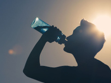 Num calor de matar, é assim que me mantenho hidratada mesmo fora de casa: dicas para colocar em prática neste verão