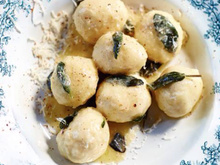 Gnudi ao molho de mateiga com sálvia