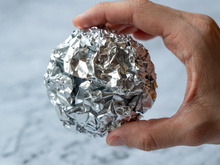 Mistério revelado! Saiba pra que serve colocar bolas de papel-alumínio na geladeira