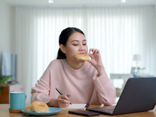 Após estudar algumas moscas, cientistas chegaram a uma conclusão: comer açúcar depois de estudar é uma boa ideia